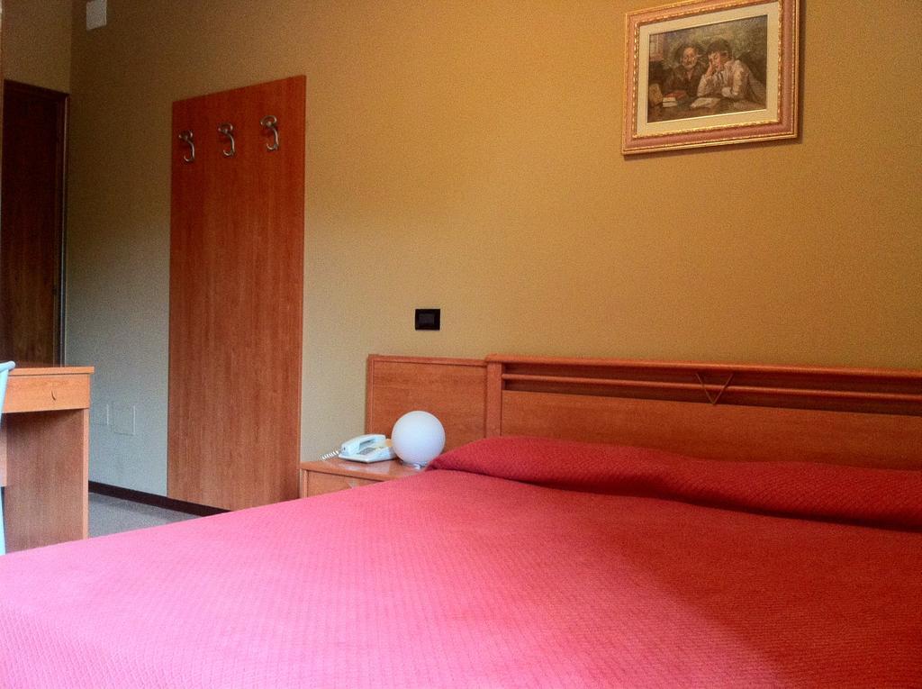 Hotel Grizzino Montereale Valcellina Zimmer foto